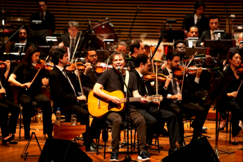 Lô Borges revisa 50 anos de música em álbum ao vivo com Orquestra Filarmônica de Minas Gerais