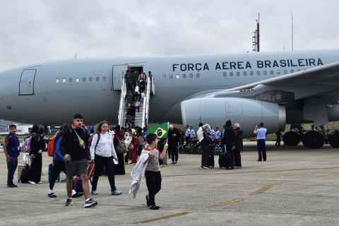 Voo com 83 brasileiros repatriados dos Estados Unidos chega a Confins